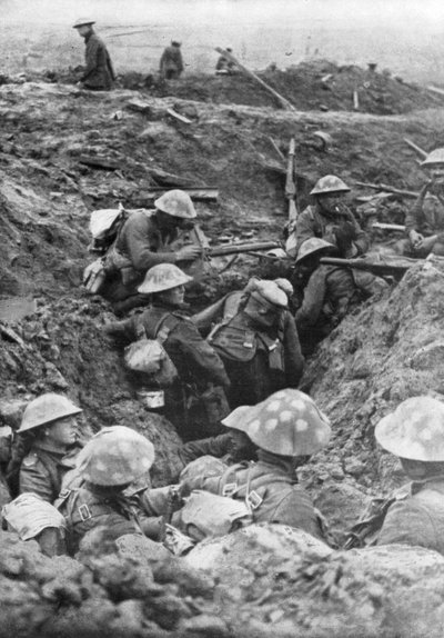 Britští vojáci na Menin Road, poblíž Ypres, Belgie, 30 října 1917 od Unbekannt