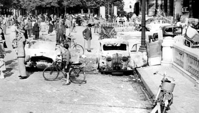 Vyhořelá auta, Place de la Concorde, osvobození Paříže, srpen 1944 od Unbekannt