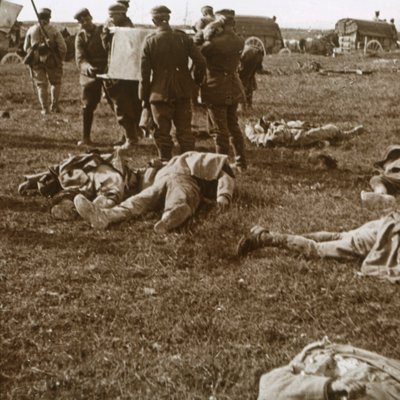 Pohřbívání těl, Sainte-Marie-à-Py, severní Francie, c1914-c1918 od Unbekannt