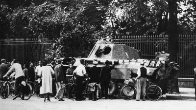 Přihlížející zkoumající opuštěný tank na Rue de Medicis, osvobození Paříže, srpen 1944 od Unbekannt