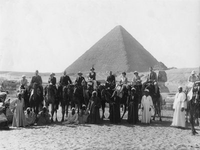 Prohlídka velbloudů před jednou z pyramid v Gíze, Egypt, 20. až 30. léta 20. století od Unbekannt