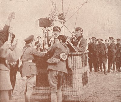 Kanadský oficiální kameraman a asistent připravený vznést se v balonu draka, c1917 1919 od Unbekannt
