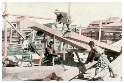 Tesaři při práci, Japonsko, 1904 od Unbekannt