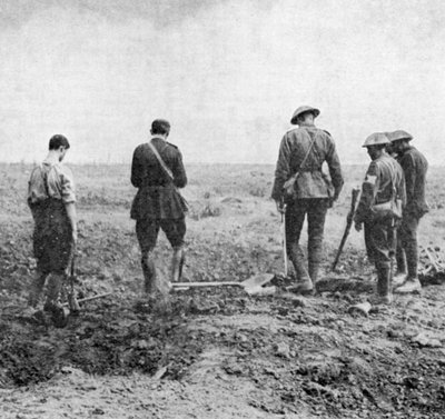 Kaplan provádějící pohřební službu na poli, zatímco pohřební party vzdává úctu, c1916 od Unbekannt