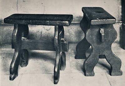 Charthouse. Dvě starověké stoličky, nyní zachované v knihovně, 1925 od Unbekannt