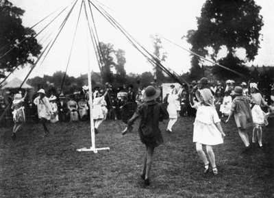Děti tančí kolem májky, 1926 od Unbekannt