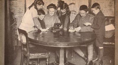 Děti vyprazdňují své kasičky, aby investovaly do válečné půjčky, c1917, 1935 od Unbekannt