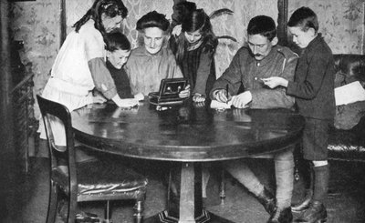 Děti vyprazdňují své kasičky, aby investovaly do válečných dluhopisů, 1936 od Unbekannt