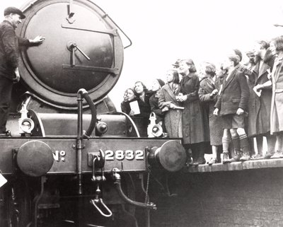 Děti při pohledu na parní lokomotivu, 3. března 1936 od Unbekannt