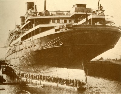 Cleaning the Hull of the Majestic in Dry Dock, c1930. od Unbekannt