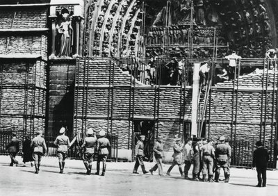 Odstranění ochrany z pytlů s pískem z fasády Notre Dame, Paříž okupovaná Němci, 1940 od Unbekannt
