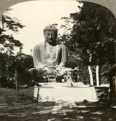 Kolosální socha Buddhy, uctívaná Japonci, v lesním chrámu, Kamakura, Japonsko, c1900. od Unbekannt