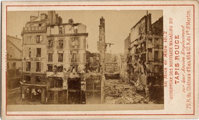 Commune de Paris (1871): otevření obchodních domů Carpet Rouge, reklamní karta zobrazující budovu o rok dříve, v troskách během komuny. Tisk na karton Rozm. 6,3 x 10 cm od Unbekannt