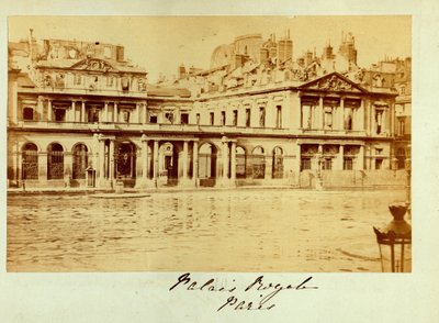Pařížská komuna (1871): pohled na detruit Palais Royal (Palais-Royal). Anonymní fotografování. Tisk na karton Rozm. 15x10 cm od Unbekannt