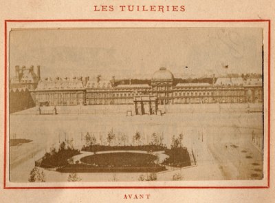 Pařížská komuna (1871): pohled na Palais des Tuileries v Paříži před požárem v květnu 1871. Fotografie Pierra Pepetita. Tisk na karton, Rozm. Rozměr 9 x 5,4 cm od Unbekannt