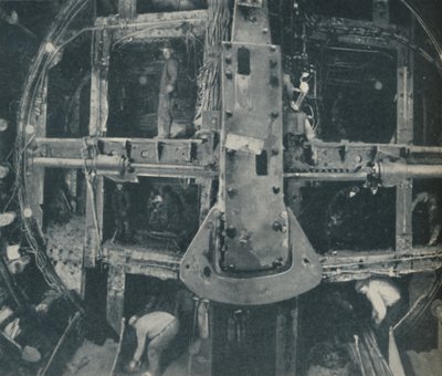 Složený štít Greathead ničící bariéru mezi dvěma zeměmi, c1935 od Unbekannt