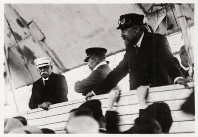 Hrabě Zeppelin a doktor Eckener v gondole Zeppelin, Schwaben, Německo, c1908-1917 1933 od Unbekannt