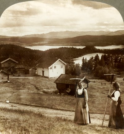 Venkovské dívky v době sena - přes jezera Bolkesjo a Folsjo do Himingen, Norsko, c1905. od Unbekannt