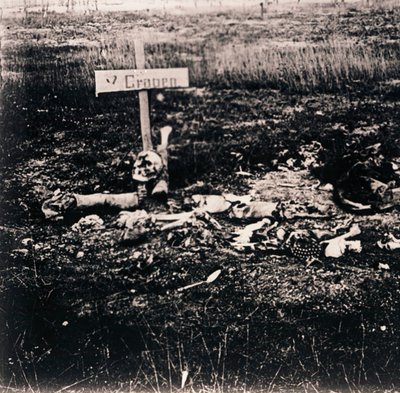 Kříž a lidské ostatky, c1914-c1918 od Unbekannt