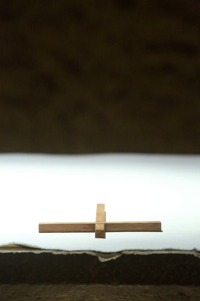 Kříž na oltáři. Společenství Taize, Taize, Francie od Unbekannt