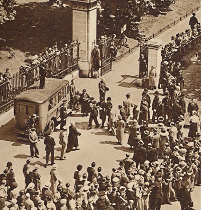 Dav sleduje zatčeného muže převezeného do policejní dodávky, 1937 od Unbekannt