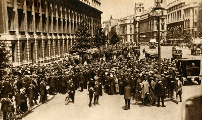Davy čekající před Downing Street v Londýně na zprávy o... válce, červenec 1914, 1933. od Unbekannt