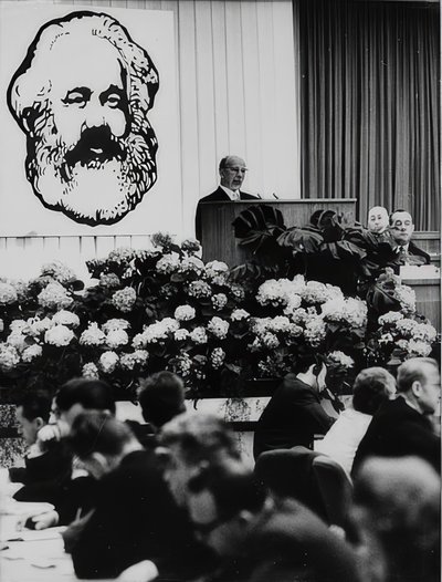 Předseda Státní rady Německé demokratické republiky Walter Ulbricht na setkání u příležitosti 150. narozenin Karla Marxe. Berlínský kongresový sál. 2. května 1968 od Unbekannt