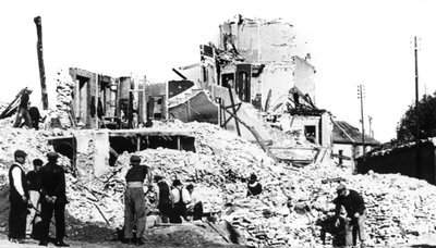 Zničená budova, osvobození Francie, St Cyr, srpen 1944 od Unbekannt