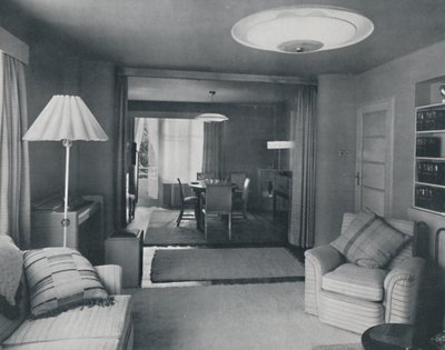 Jídelna a obývací pokoj, rozdělené pouze těžkými závěsy v atraktivní moderní vazbě, 1942 od Unbekannt