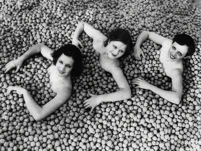 Tři mladé ženy se koupou v moři vlašských ořechů. Amerika. 1932 od Unbekannt