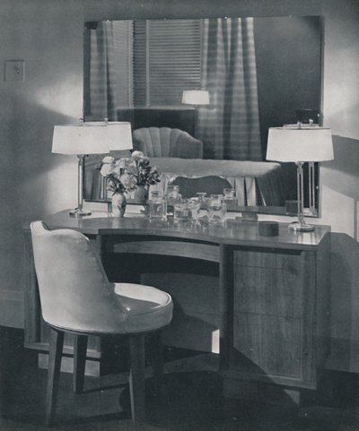 Toaletní stolek z amerického ořechu s otočnou toaletní židlí, 1942 od Unbekannt