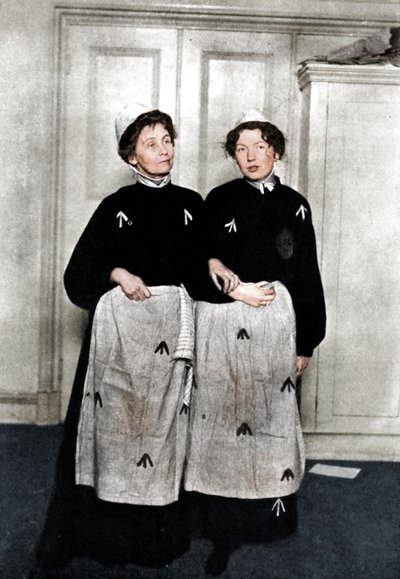Emmeline a Christabel Pankhurstovi, anglické sufražetky, ve vězeňských šatech, 1908 od Unbekannt