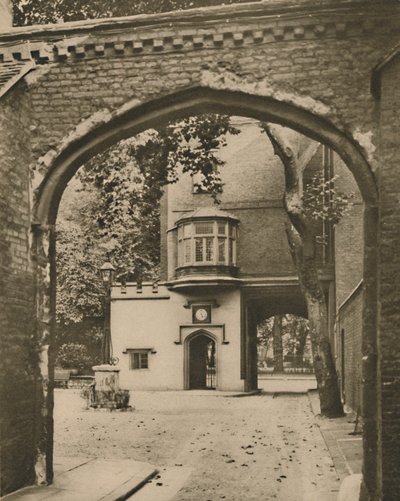 Vstupní nádvoří a brána Charterhouse, c1935. od Unbekannt