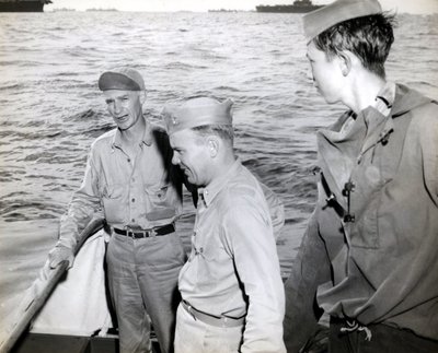Ernie Pyle navštíví USS Hornet od Unbekannt
