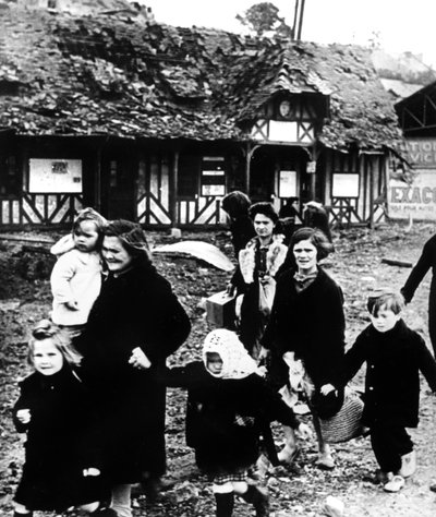 Rodiny opouštějící svou vesnici bombardovány během vylodění v Normandii, Francie, 1944 od Unbekannt