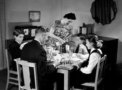 Rodina u snídaně, c 1948 od Unbekannt
