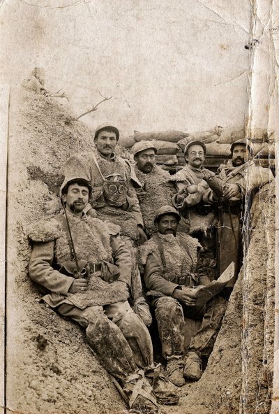 První světová válka (1914-1918): Chlupatí vojáci v zimních šatech v zákopu v letech 1916-1917. Nosí bundy z ovčí kůže a plynovou masku. od Unbekannt