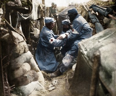 První pomoc zraněnému muži v jednom z francouzských zákopů, 1915 od Unbekannt