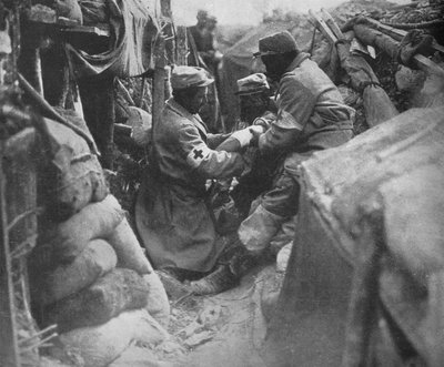 První pomoc zraněnému muži v jednom z francouzských zákopů, 1915 od Unbekannt