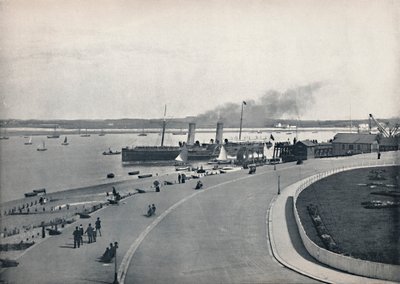 Fleetwood - The Promenade: Departure of the Isle of Man Steamer, 1895 od Unbekannt