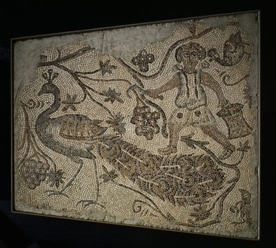 Podlahový mozaikový panel: Sklízeč hroznů s pávem, 400. léta. od Unbekannt