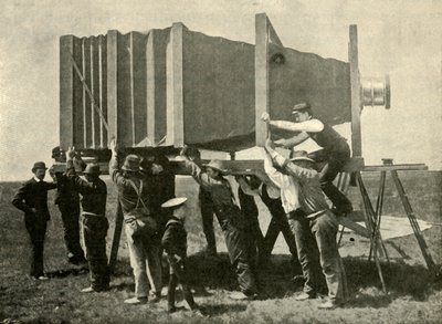 Focusing The Gigantic Camera for Work, 1901. od Unbekannt