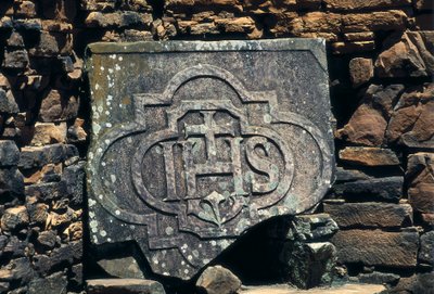 Francouzsko-makonický symbol a iniciály Krista vyryté na kameni, místo jezuitských misií San Ignacio Mini v Argentině, založené v roce 1611 (kámen) od Unbekannt