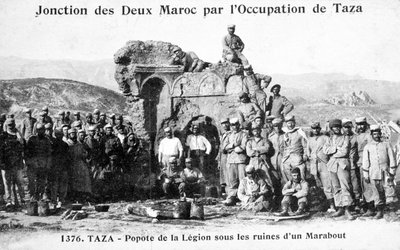 Francouzská cizinecká legie u některých ruin Marabout, Taza, Maroko, 1904 od Unbekannt