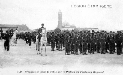 Francouzská cizinecká legie se připravuje na pochod na Plateau Faubourg Bugeaud, Alžírsko, 20. století od Unbekannt