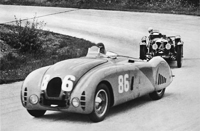 Velká cena Francie, 1936: Nové aerodynamické Bugatti, následované Riley, 1936, 1937 od Unbekannt