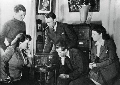 Francouzští občané poslouchají vysílání vicepremiéra Vichy admirála Darlana, 23. května 1941 od Unbekannt