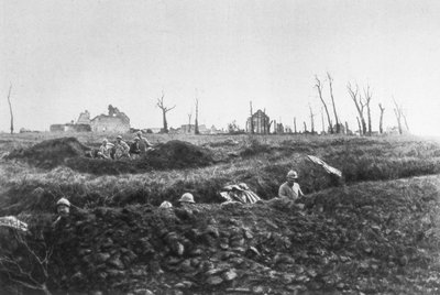 Francouzská pěchota zakládá záložní pozice před zničenou farmou, Pikardie, Francie, 1918 od Unbekannt