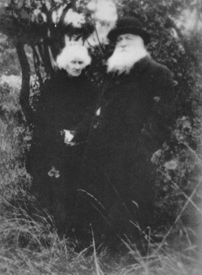 Francouzský sochař Auguste Rodin fotografoval v parku své vily v Meudon, 1916, 1939 od Unbekannt