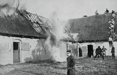 Francouzští vojáci bojují s požárem založeným německými zápalnými bombami, Artois, první světová válka, 1915 od Unbekannt